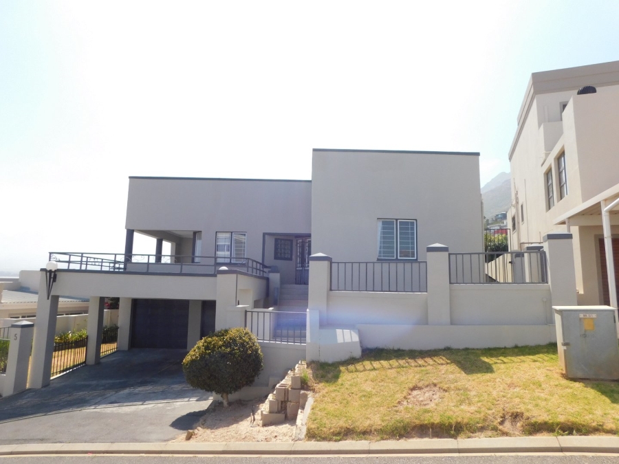 To Let 4 Bedroom Property for Rent in Mountainside Western Cape